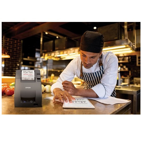 Cocinero trabajando con impresoras portátiles. PROJIT, distribuidor de electrónica y sus consumibles