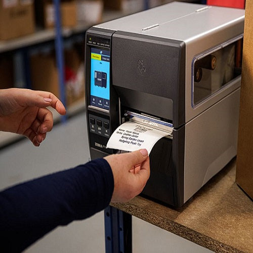 Vista lateral de la Zebra ZT231 con USB Host y conectividad Ethernet SKU ZT23143-T0EC00FZ