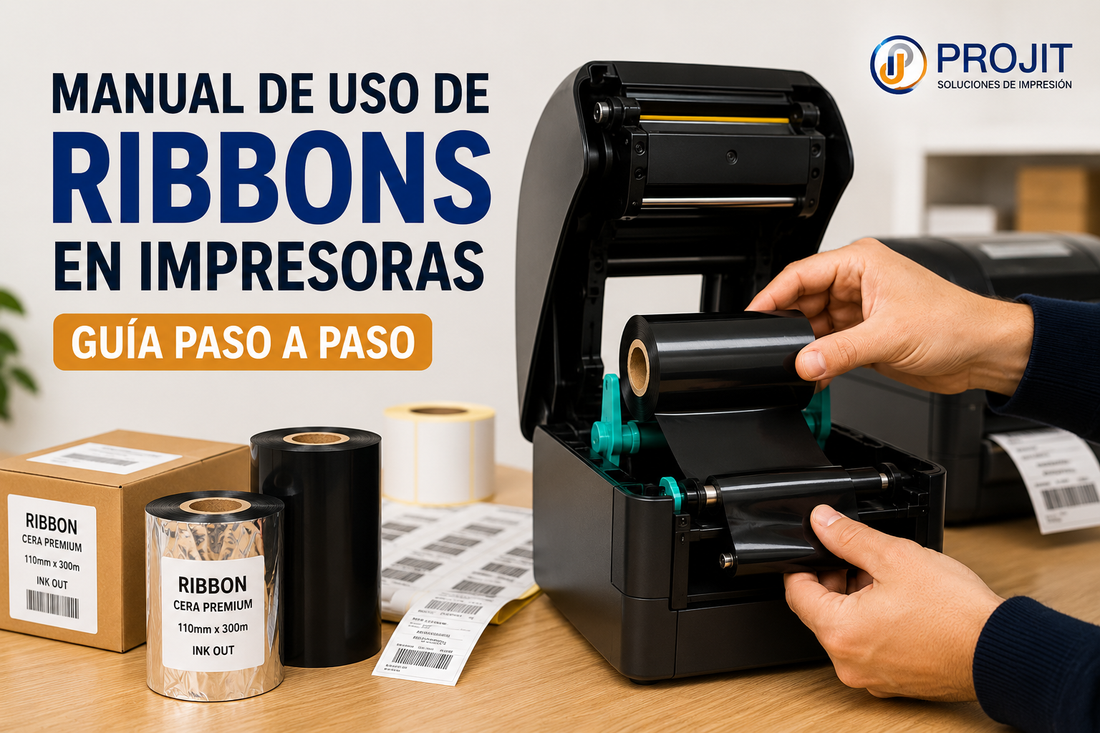 Operario instalando un ribbon en una impresora térmica durante el cambio de consumibles projit.es