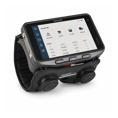 Terminal de mano Honeywell CW45 CW45-X0N-AND10SG en uso sobre fondo blanco