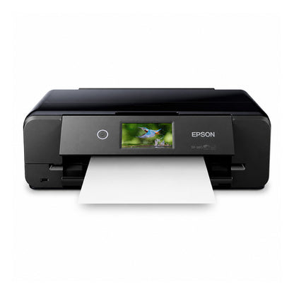Impresora de etiquetas Epson XP-980 C11CL95402 en uso sobre fondo blanco