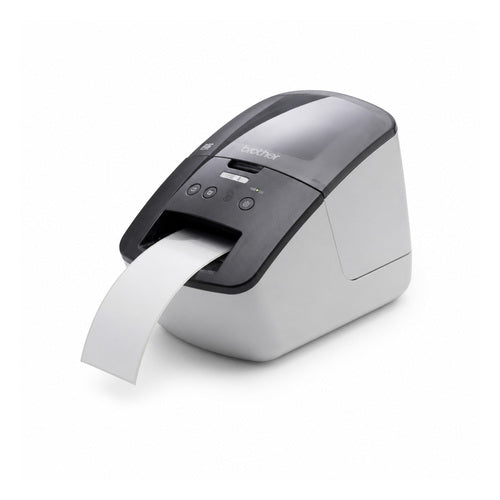 Impresora de etiquetas Brother QL-700 QL700RF1 en uso sobre fondo blanco