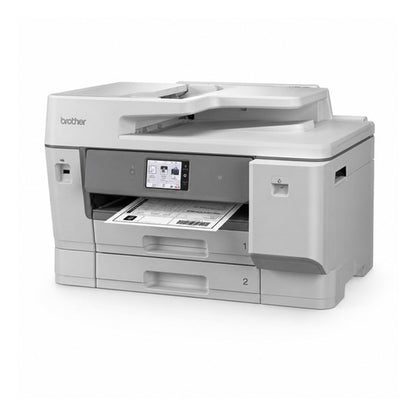 Impresora de etiquetas Brother MFC-J6975DW MFCJ6975DWRE1 en uso sobre fondo blanco