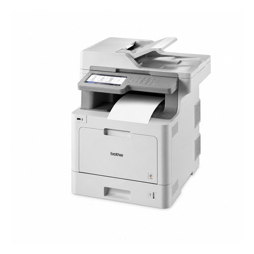 Impresora de etiquetas Brother MFC-L9570CDW MFCL9570CDWRE1 en uso sobre fondo blanco