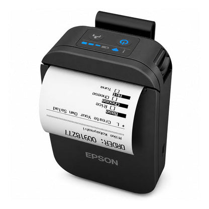 Impresora de etiquetas Epson TM-P20II negro C31CJ99101 en uso sobre fondo blanco