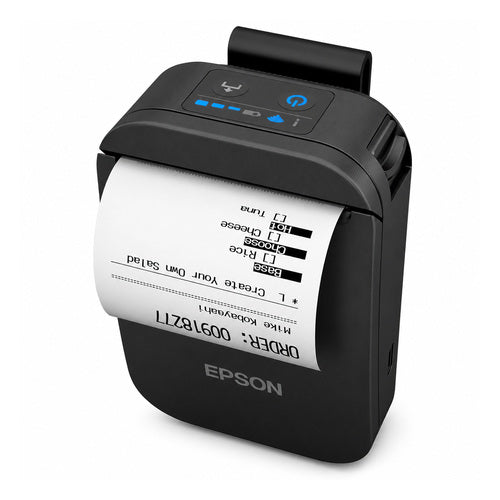 Impresora de etiquetas Epson TM-P20II negro C31CJ99101 en uso sobre fondo blanco