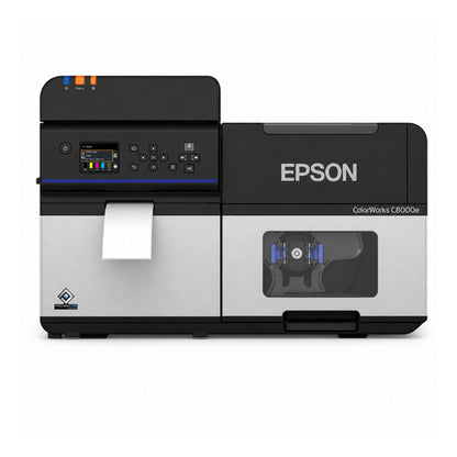 Impresora de etiquetas Epson C8000E C31CL02102MK en uso sobre fondo blanco