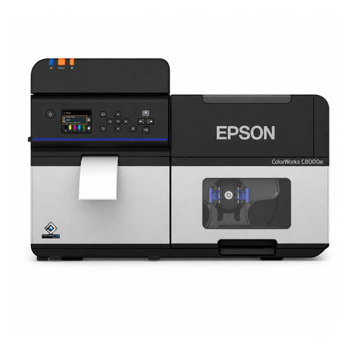 Impresora de etiquetas Epson C8000E C31CL02102MK en uso sobre fondo blanco