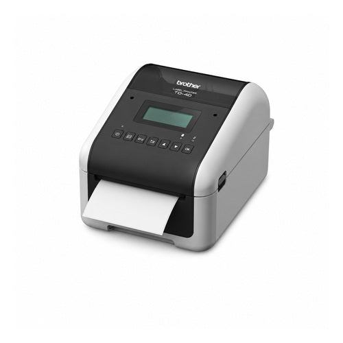 Impresora de etiquetas Brother TD-4550DNWB TD4550DNWBZU1 en uso sobre fondo blanco