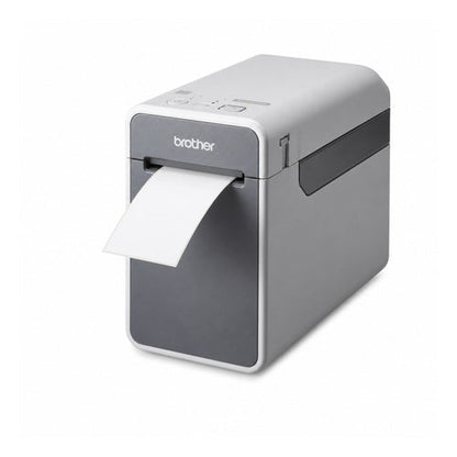 Impresora de etiquetas Brother TD-2020A TD2020AXX1 en uso sobre fondo blanco