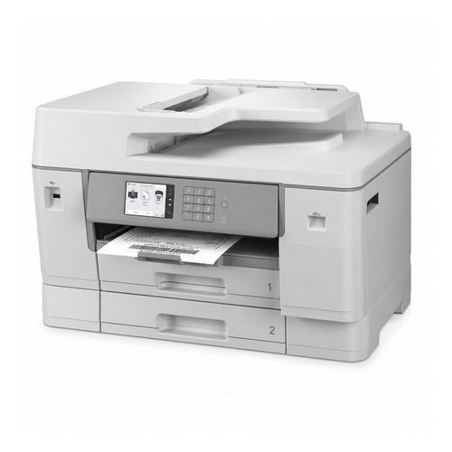 Impresora de etiquetas Brother MFC-J6955DW MFCJ6955DWRE1 en uso sobre fondo blanco