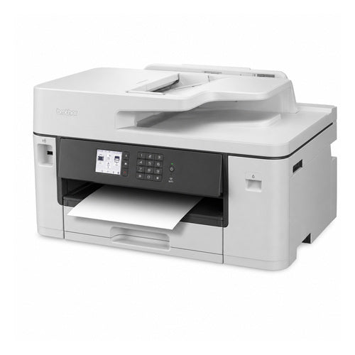 Impresora de etiquetas Brother MFC-J5340DWE MFCJ5340DWERE1 en uso sobre fondo blanco