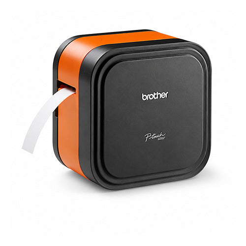 Impresora de etiquetas Brother PT-E920BT PTE920BTZ1 en uso sobre fondo blanco