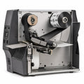 Ribbon Zebra 1600 01600BK06045 montado correctamente en una impresora industrial de transferencia térmica