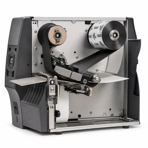 Ribbon Zebra 1600 01600BK06045 montado correctamente en una impresora industrial de transferencia térmica