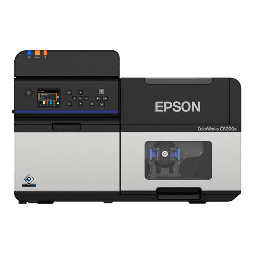 Detalle de la impresora de etiquetas Epson C8000E con su zona de trabajo