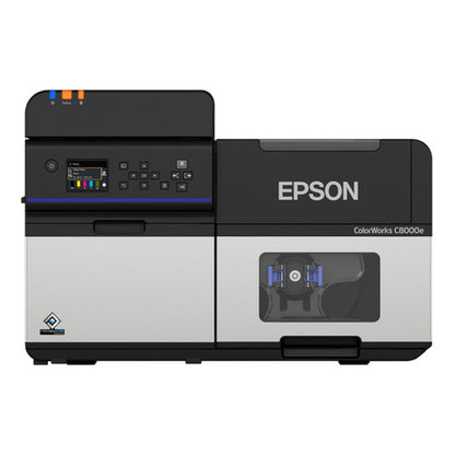 Detalle de la impresora de etiquetas Epson C8000E con su zona de trabajo