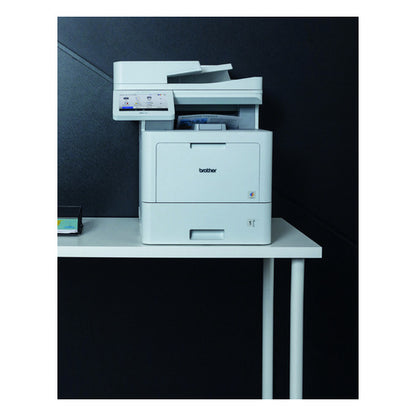 Detalle de la impresora de etiquetas Brother MFCL9630CDN con su zona de trabajo