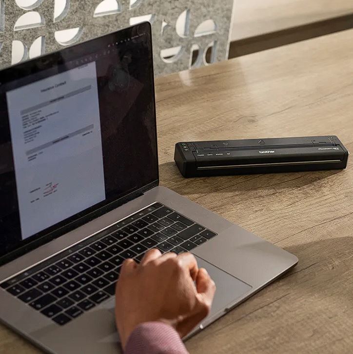 Brother PJ-863 imprimiendo documento tamaño A4 en exteriores