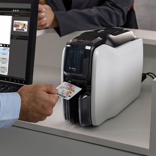 Vista lateral impresora de tarjetas Zebra ZC100 con Ethernet y USB SKU ZC11-000C000EM00