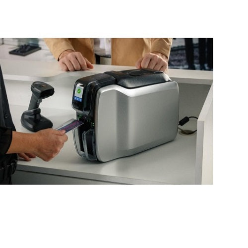 Impresora Zebra ZC300 imprimiendo tarjetas plásticas a doble cara
