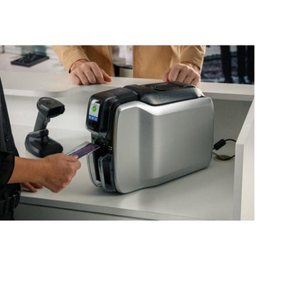 Impresora Zebra ZC300 imprimiendo tarjetas plásticas a doble cara